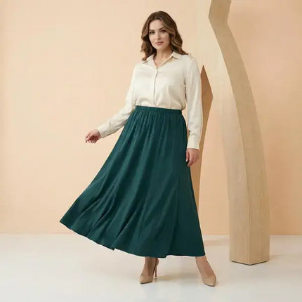 Жена облечена с комплект пола и риза в размер 7XL в зелен и бял цвят в студио със светъл фон и модерна геометрична форма