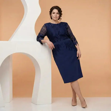 Жена облечена с елегантна синя рокля с дантела в размер XL в студио със светъл фон и модерна архитектурна форма