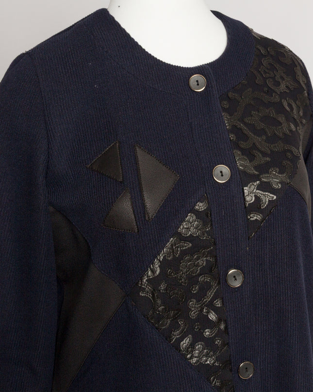 Тъмносин жакет с декоративни апликации в големи размери