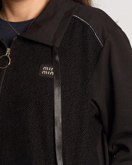 Черен спортен екип с цип и джобове в големи размери