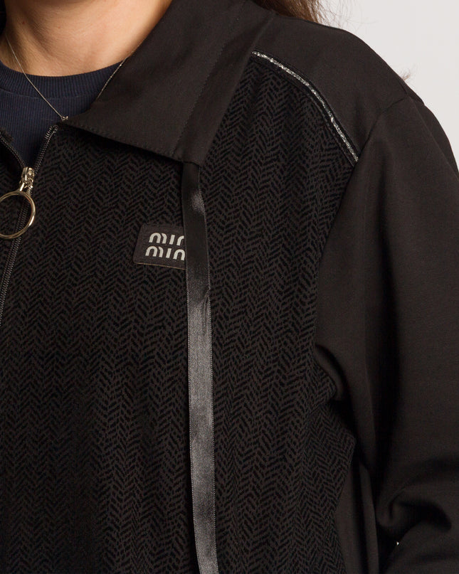 Черен спортен екип с цип и джобове в големи размери