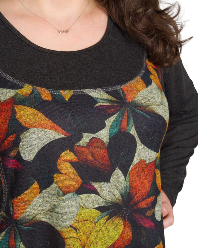 Тъмносива туника с цветен принт и свободна кройка