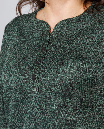 Тъмнозелена туника с копчета и джоб отпред в големи размери