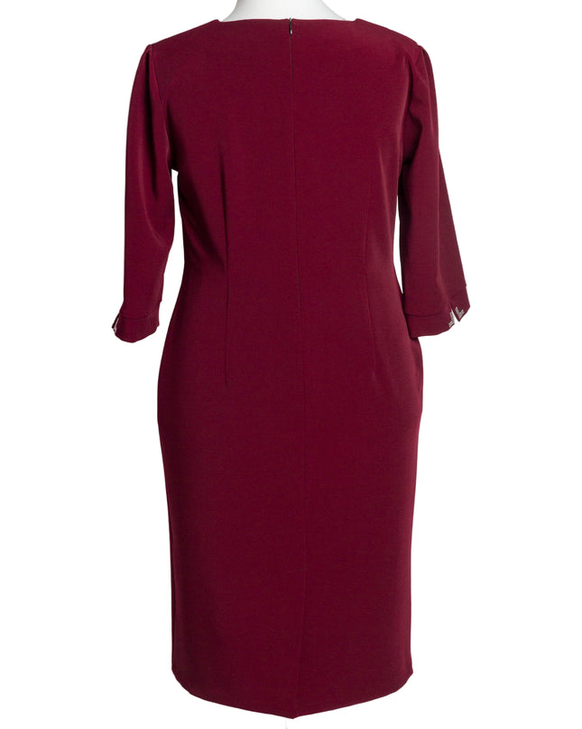 Официална права рокля цвят бордо в големи размери