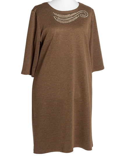 Елегантна кафява рокля с декоративни камъни в големи размери
