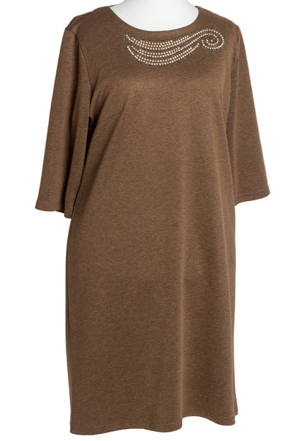 Елегантна кафява рокля с декоративни камъни в големи размери