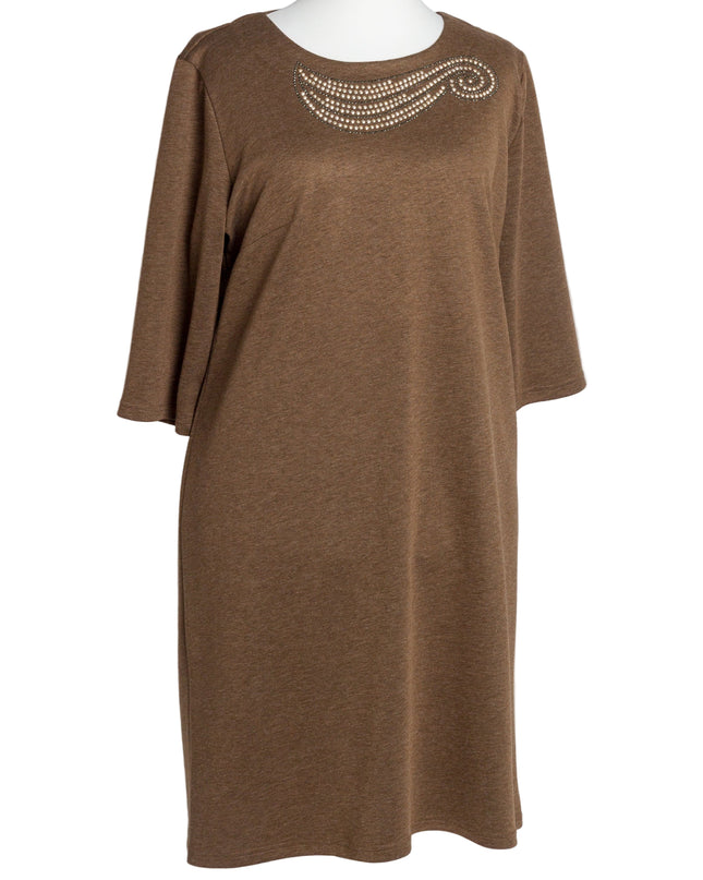 Елегантна кафява рокля с декоративни камъни в големи размери