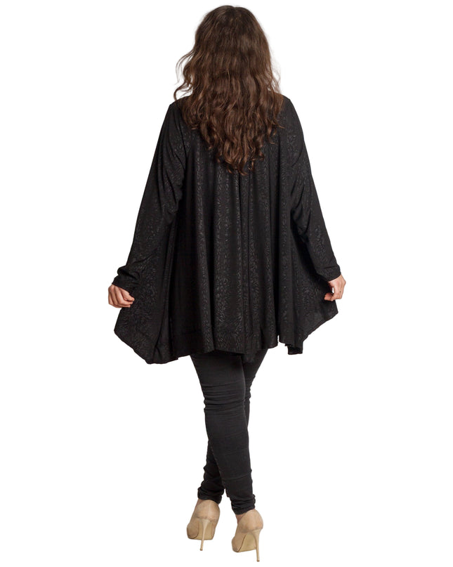 Елегантна черна разкроена туника с фин релеф – макси комфорт