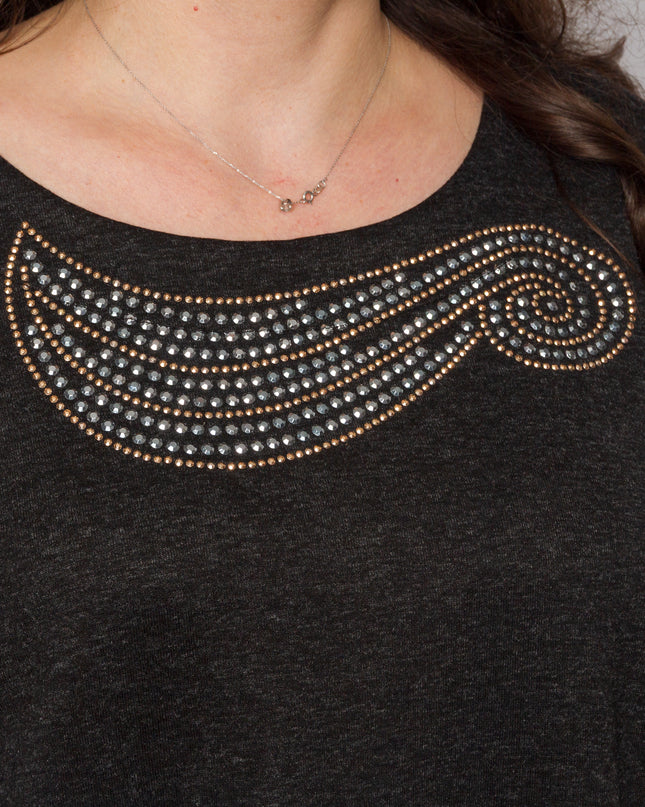 Елегантна тъмносива рокля с декоративни камъни и права кройка