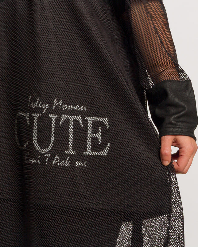 Черна дълга туника с мрежа и надпис CUTE в големи размери