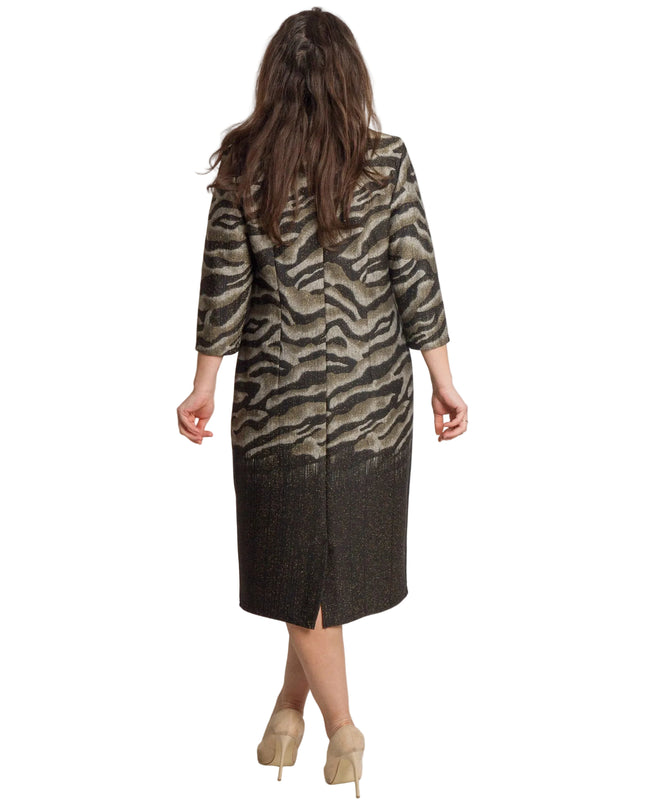 Официална рокля с брошка в големи размери - Ефектен десен