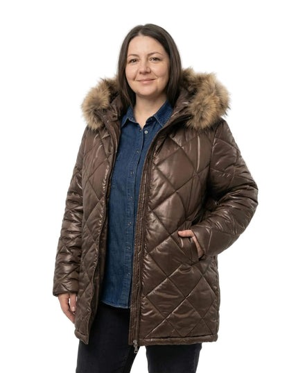 Луксозно кафяво зимно яке с гланцов ефект и диамантено капитониране, декорирано с качулка с естествен косъм от сребърна лисица, вид отпред върху модел