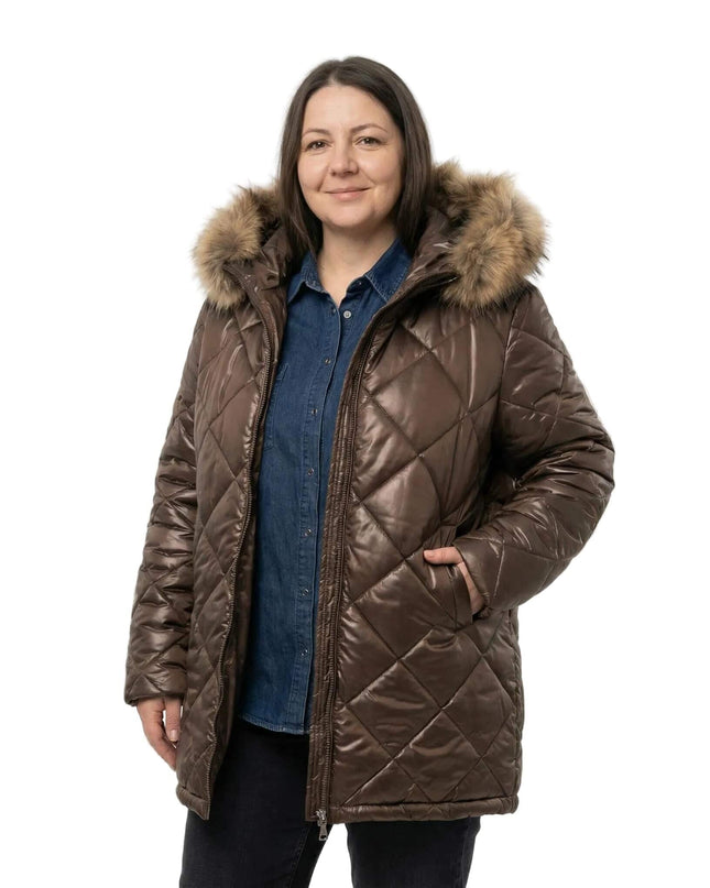 Луксозно кафяво зимно яке с гланцов ефект и диамантено капитониране, декорирано с качулка с естествен косъм от сребърна лисица, вид отпред върху модел