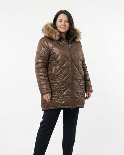 Елегантно кафяво зимно яке в големи размери с диамантено капитониране и качулка с естествен косъм от сребърна лисица, заснето върху модел в цял ръст.