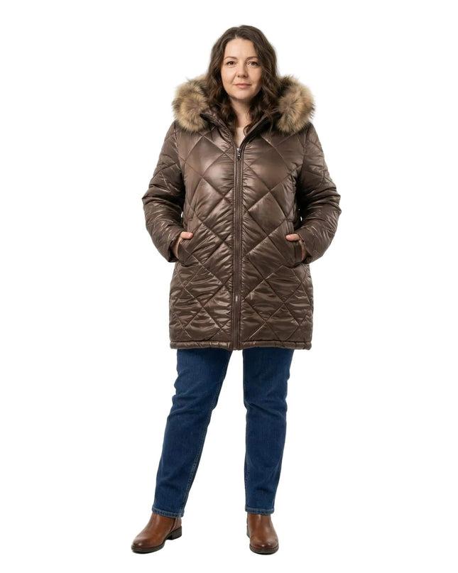 Кафяво зимно яке в големи размери с диамантено капитониране и качулка с естествен косъм от сребърна лисица, заснето в цял ръст отпред.