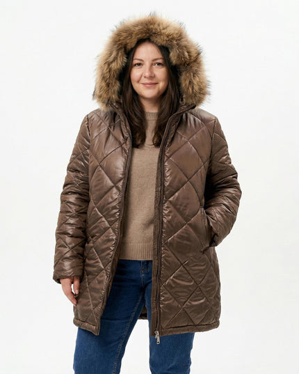 Кафяво макси зимно яке с диамантено капитониране и качулка с естествен косъм от сребърна лисица, заснето отпред върху модел.