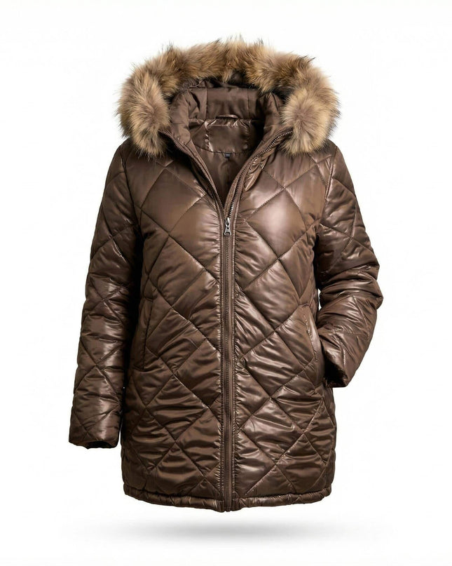 Кафяво зимно яке с диамантено капитониране и качулка с естествен косъм от сребърна лисица, преден изглед на бял фон.