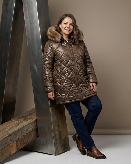 Макси зимно яке в кафяв цвят с качулка от сребърна лисица и диамантено капитониране, представено в цял ръст.