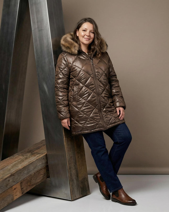 Макси зимно яке в кафяв цвят с качулка от сребърна лисица и диамантено капитониране, представено в цял ръст.