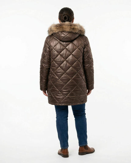 Макси зимно яке в кафяв цвят с диамантено капитониране и качулка с естествен косъм от сребърна лисица, поглед отзад.