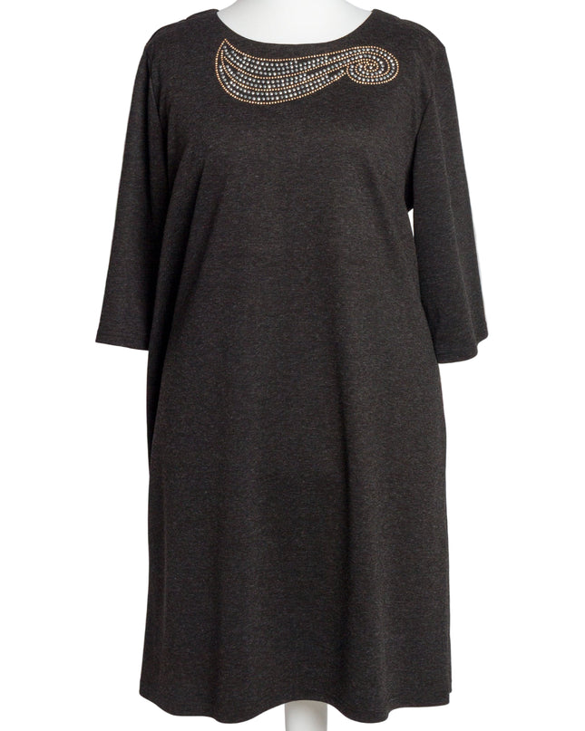 Елегантна тъмносива рокля с декоративни камъни и права кройка