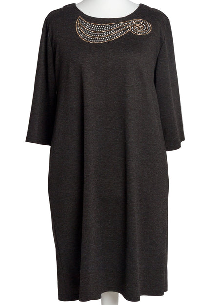 Елегантна тъмносива рокля с декоративни камъни и права кройка