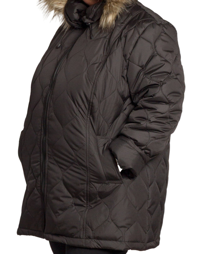 Разкроено черно яке в големи размери с пухена качулка