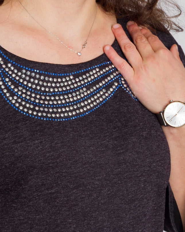 Елегантна лилава рокля с декоративни камъни в големи размери