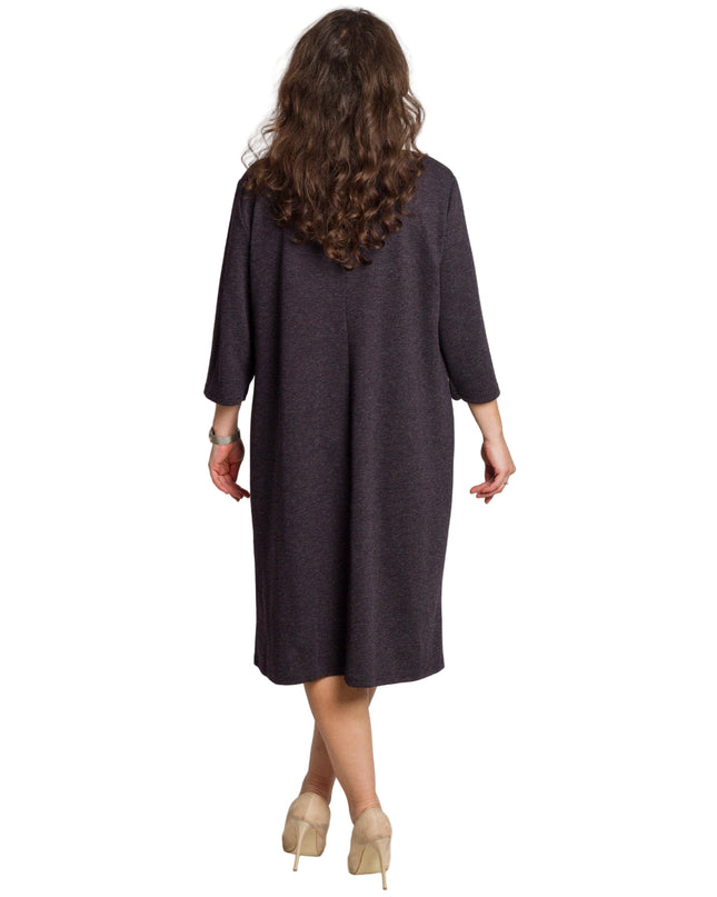 Елегантна лилава рокля с декоративни камъни в големи размери