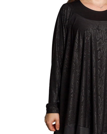Елегантна черна туника с релефен десен и разкроена кройка