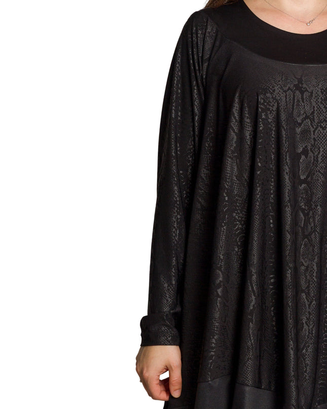 Елегантна черна туника с релефен десен и разкроена кройка