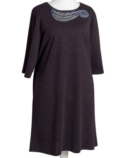 Елегантна лилава рокля с декоративни камъни в големи размери