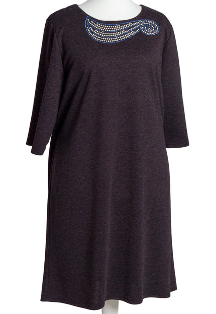 Елегантна лилава рокля с декоративни камъни в големи размери