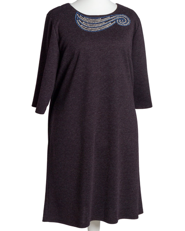 Елегантна лилава рокля с декоративни камъни в големи размери