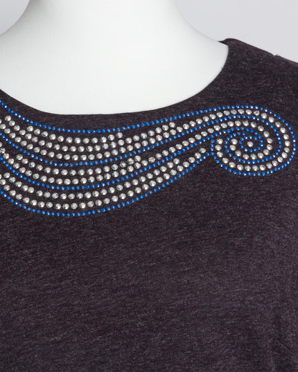 Елегантна лилава рокля с декоративни камъни в големи размери