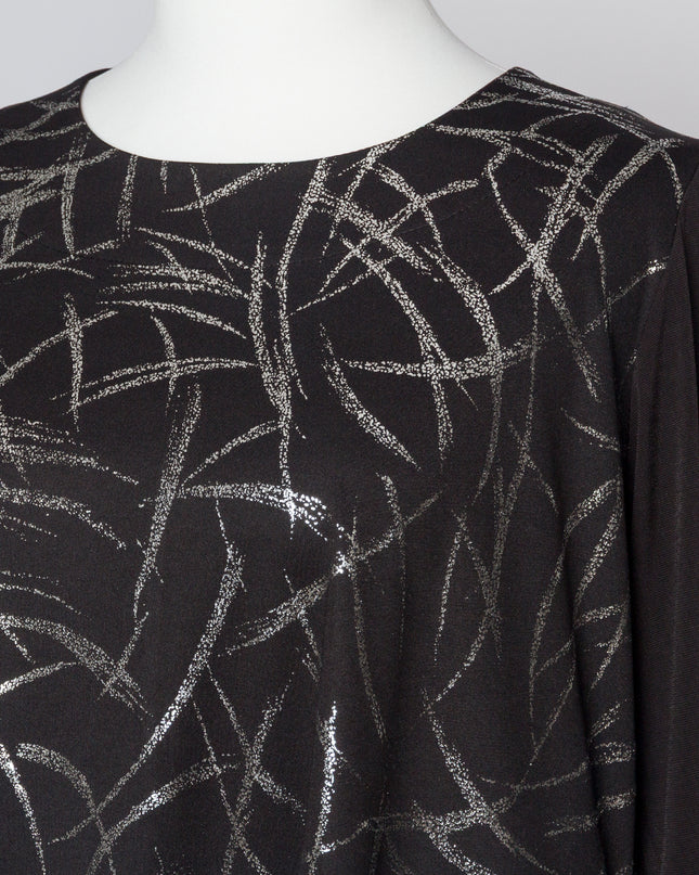 Елегантна туника с лъскав сребрист десен и разкроена кройка