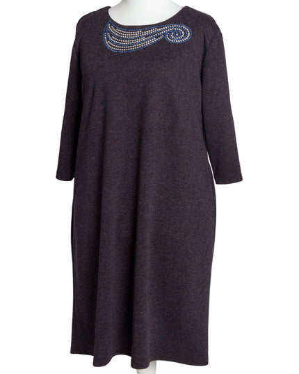 Елегантна лилава рокля с декоративни камъни в големи размери