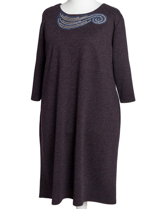 Елегантна лилава рокля с декоративни камъни в големи размери