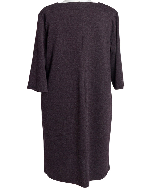 Елегантна лилава рокля с декоративни камъни в големи размери