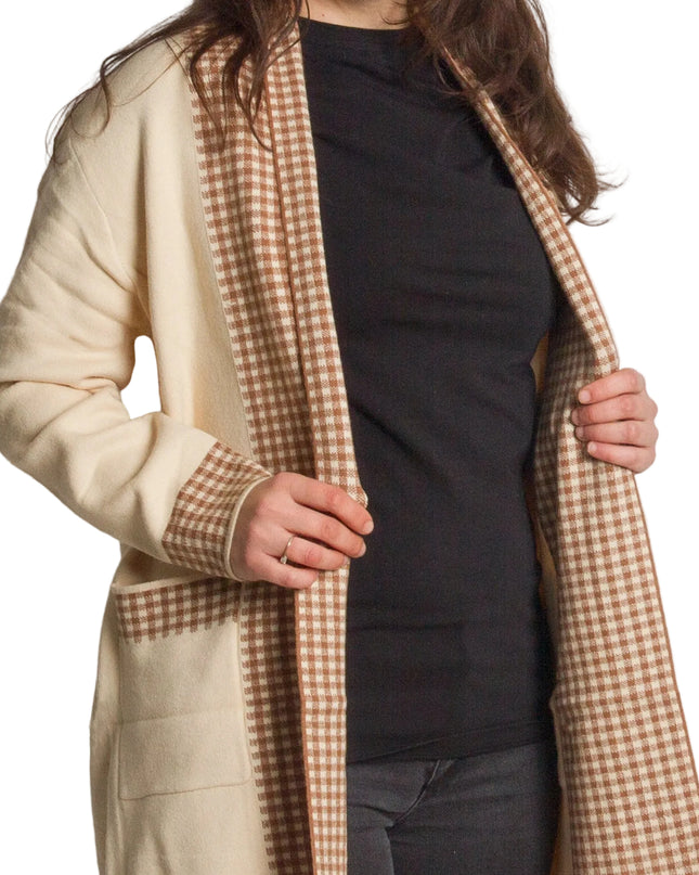 Бежова жилетка без закопчаване с джобове и каре детайли