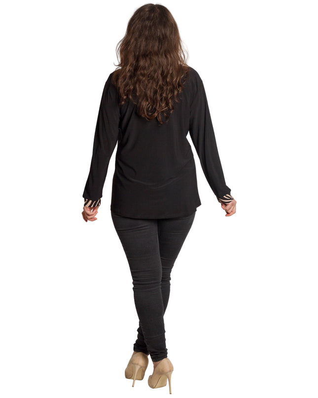 Черна туника с животински акцент и прав силует