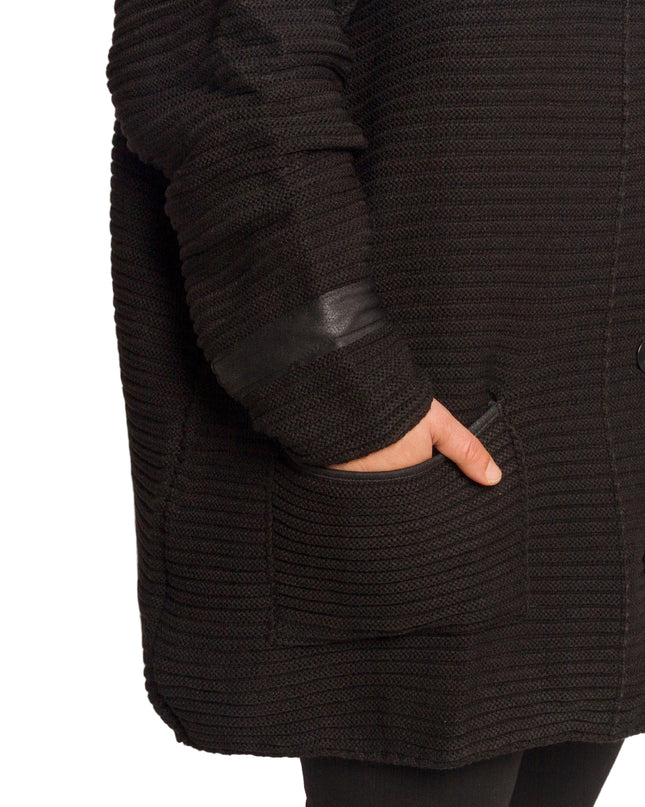 Черна плетена жилетка с джобове и копчета в големи размери