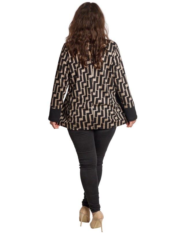 Елегантна туника с геометричен акцент и декоративни копчета