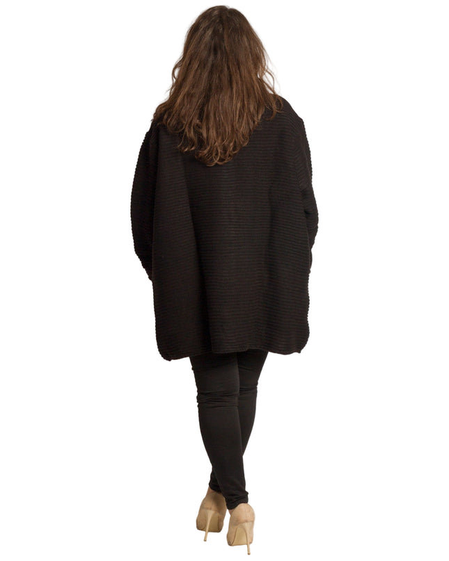 Черна плетена жилетка с джобове и копчета в големи размери