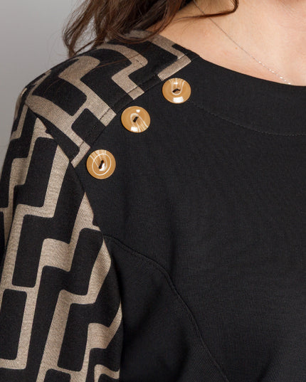 Елегантна туника с геометричен акцент и декоративни копчета