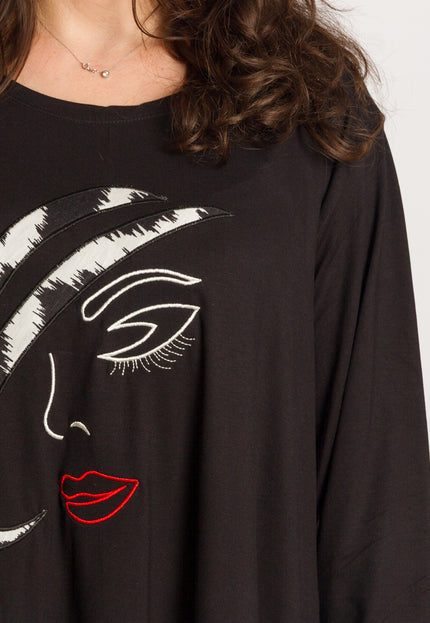 6XL-7XLЧерна разкроена туника в макси размери с апликация „Дама“