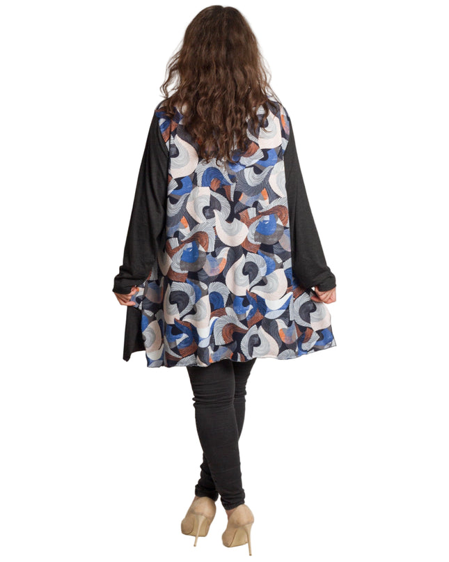 Разкроена туника с многоцветен десен и джобчета в големи размери