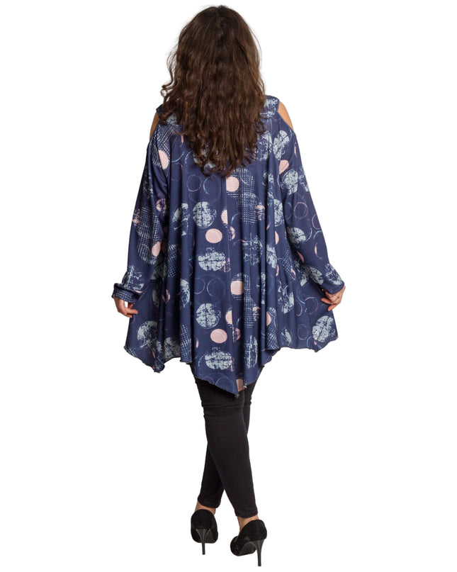 Елегантна тъмносиня разкроена туника с артистичен десен