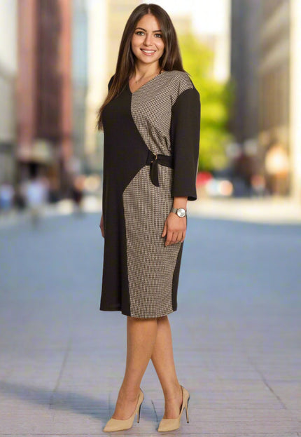 Официална права рокля с V-образно деколте и пепитен десен