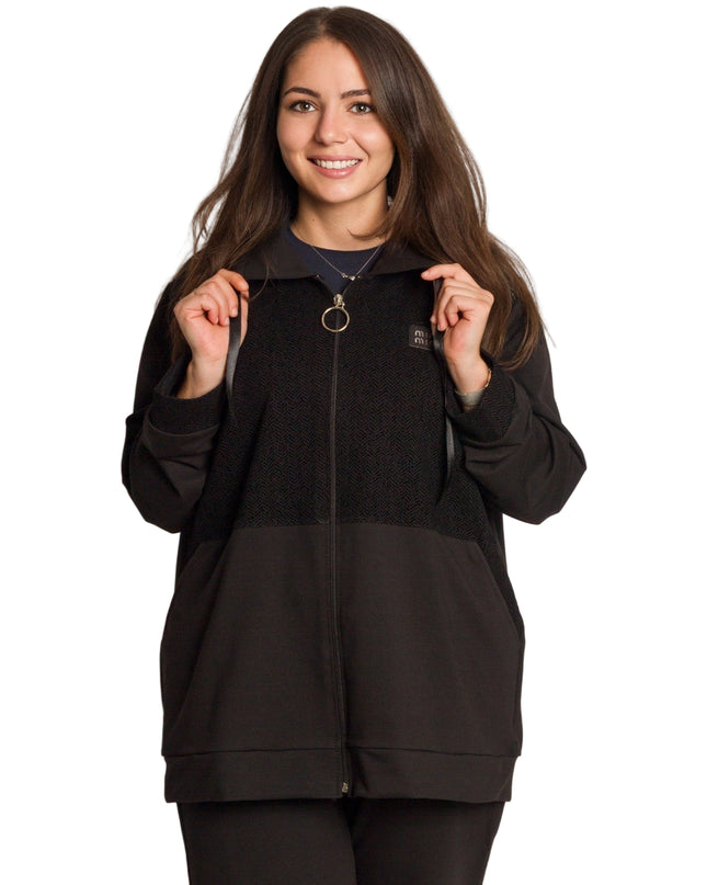 Черен спортен екип с цип и джобове в големи размери